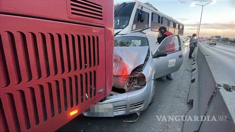 $!El accidente generado minutos antes de las 7:00 horas provocó el cierre parcial de carriles en el bulevar V. Carranza.