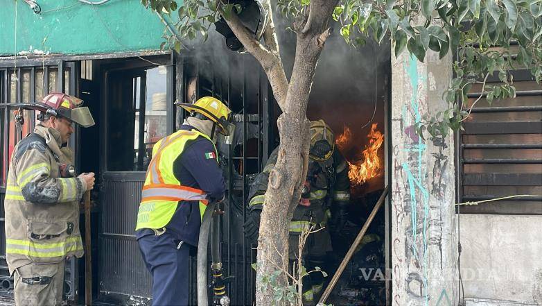 $!Elementos del cuerpo de bomberos trabajaron para evitar que las llamas se propagaran a viviendas cercanas.