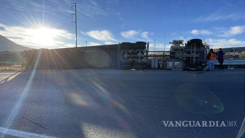 $!Se solicitó el apoyo de grúas para realizar las maniobras.