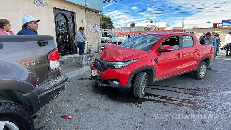 $!El conductor de la camioneta Dodge RAM intentó girar desde el mismo carril generando una colisión con el Nissan Tsuru.