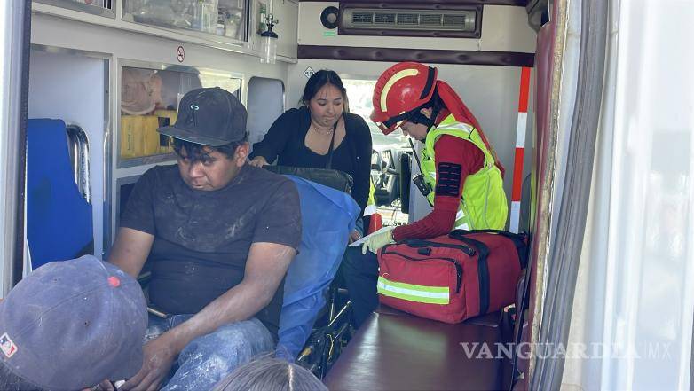 $!Elementos de Bomberos y paramédicos brindaron atención al operador, quien fue trasladado a la Clínica 88 para descartar lesiones internas.