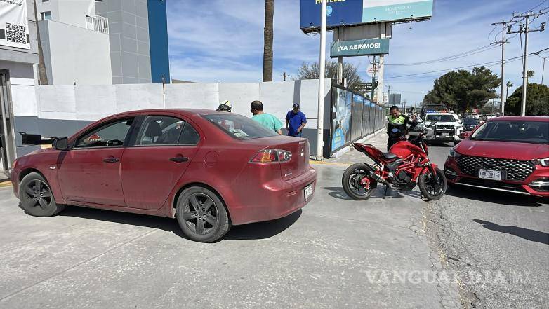 $!La Policía Municipal de Tránsito acudió al sitio para levantar el reporte correspondiente.
