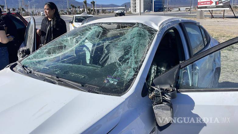 $!El automóvil dio al menos una volcadura antes de quedar nuevamente sobre sus ruedas.