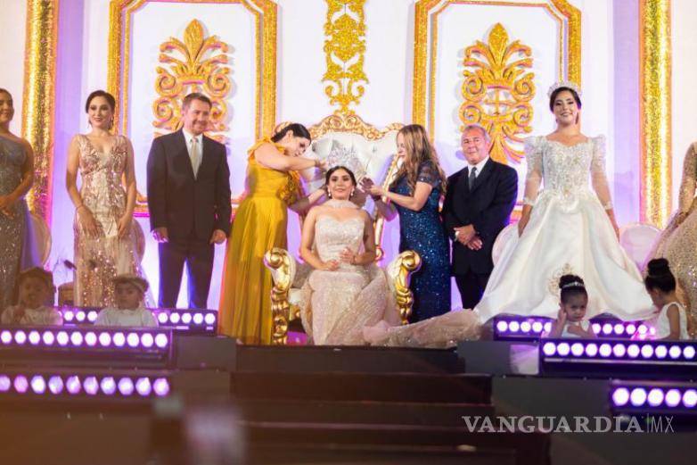 $!La coronación de Andrea I marca el arranque de las fiestas que recibirán a miles de visitantes.