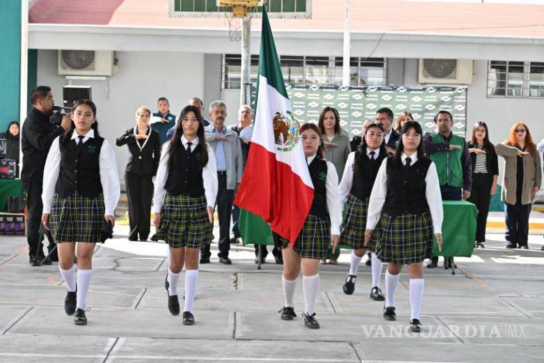 $!No podía faltar en el acto cívico, la participación de la escolta de alumnas.