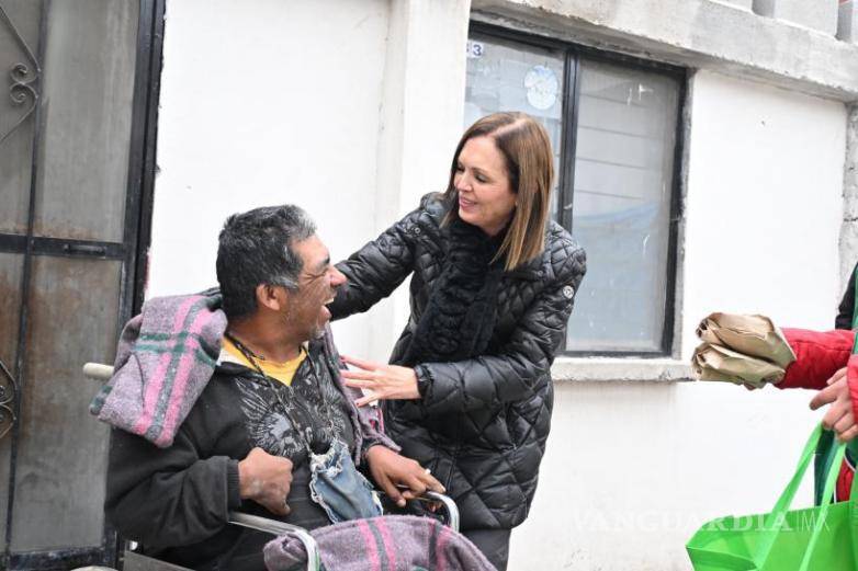 $!Sara Irma Pérez Cantú, acompañada de su equipo, entrega apoyo directo a las familias de Frontera, demostrando su compromiso con el bienestar de los ciudadanos.