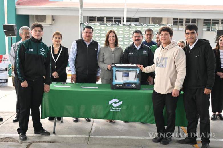 $!La alcaldesa Sari Pérez Cantú entrega uniformes y materiales a estudiantes.