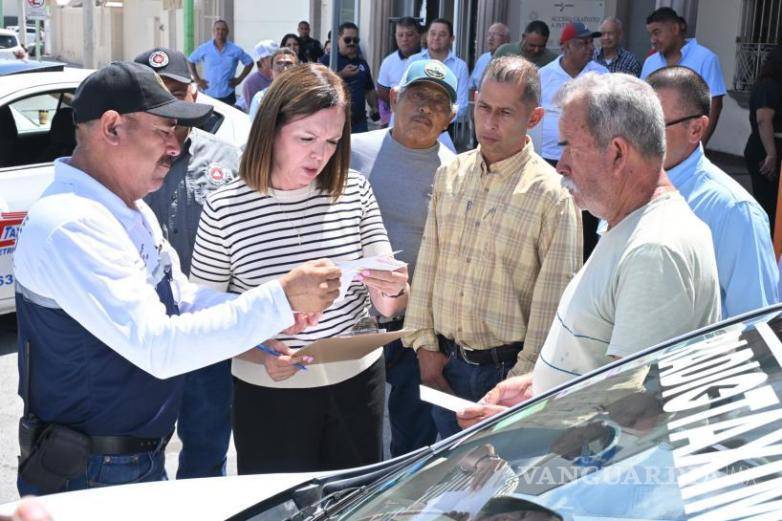 $!Autoridades municipales y líderes del sector transportista participaron en el operativo preventivo.