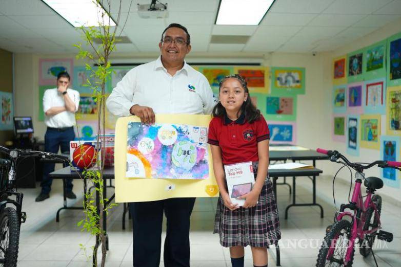 $!Briset Alejandra Reyna Posada, de la Primaria Ricardo Flores Magón, posó orgullosa junto a su dibujo ganador del segundo lugar.