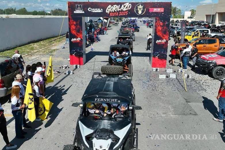 $!Multitudinario banderazo de salida encabezado por autoridades estatales y municipales.