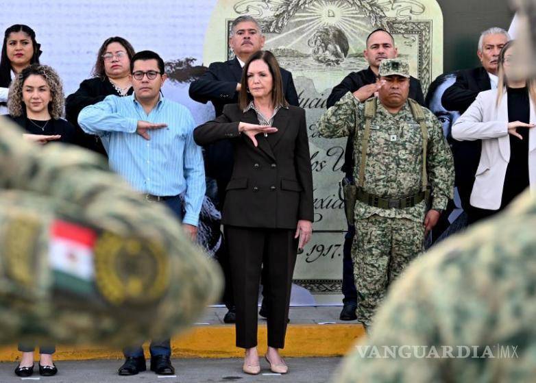 $!La alcaldesa Pérez Cantú encabeza la ceremonia conmemorativa junto a autoridades y estudiantes.