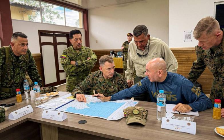 El Comandante Francis L. Donovan (c-i), al ministro de defensa de Colombia, Jorge Eduardo Mora (c-arriba), y al ministro de defensa de Ecuador, Gian Carlo Loffredo (c-d), acuerdan estrategias contras las bandas criminales.