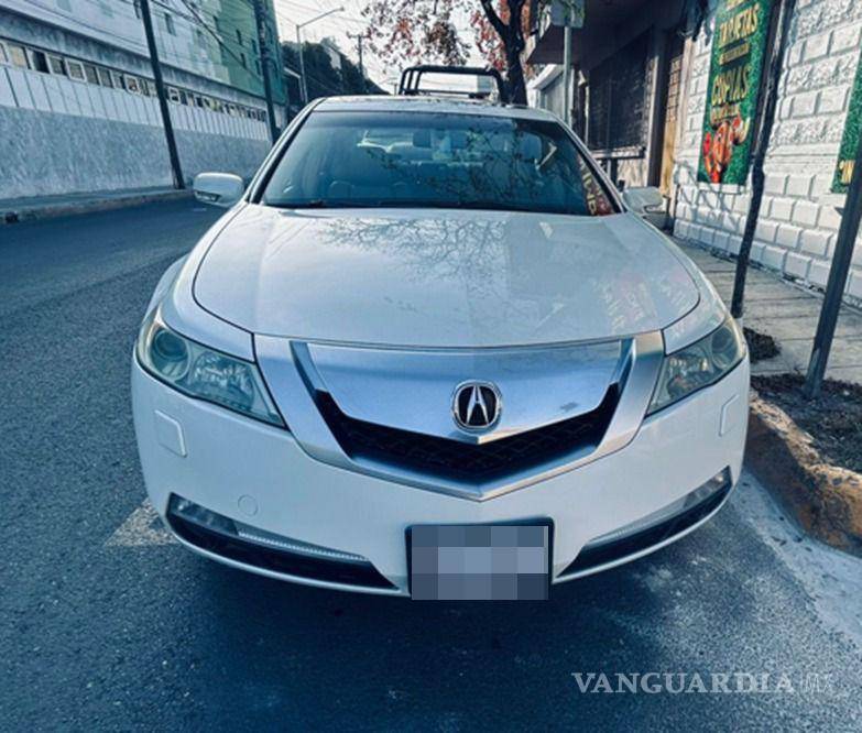 $!En el automóvil fueron localizados varios envoltorios con una sustancia con características del cristal.