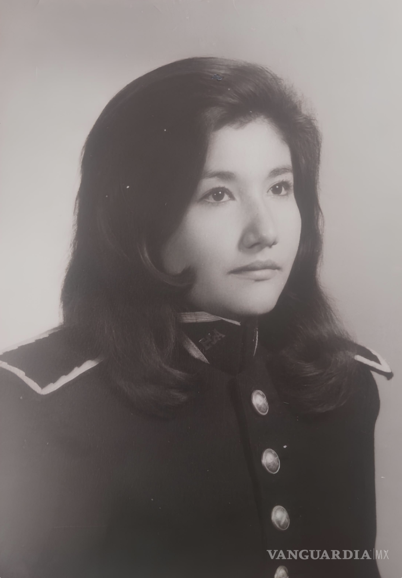 $!Entre tractores y faldas. Desafiando estereotipos, María Elena estudiaba Agronomía en falda y botas, subía a tractores e inseminaba vacas con la misma determinación que rompió barreras sociales.