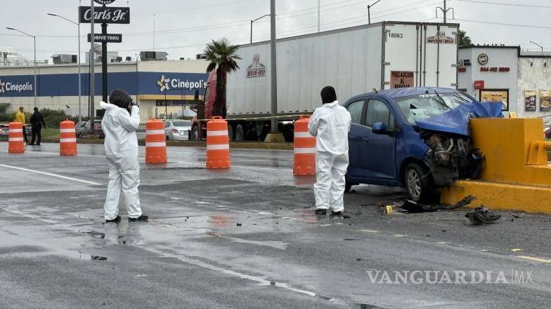 $!Muere conductor al estrellarse contra puente en Ramos Arizpe; pasajera resulta lesionada