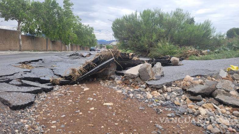 $!Rocas de gran tamaño quedaron visibles debajo de fragmentos de carpeta asfáltica levantada por el agua.