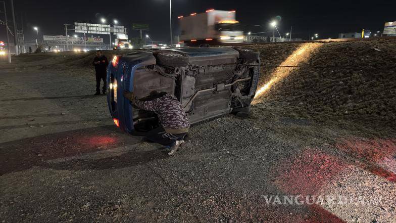 $!Una grúa fue necesaria para retirar la unidad siniestrada.