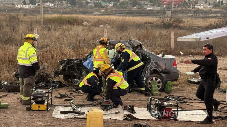 $!La vialidad permaneció parcialmente cerrada durante las labores de rescate y peritaje.