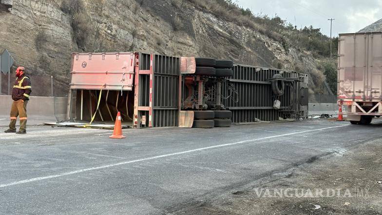 $!El accidente ocurrió cuando otro vehículo de carga se incorporó sin precaución al camino, obligando al chofer a maniobrar bruscamente y perder el control.