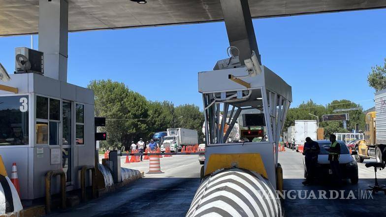 $!Paramédicos de Capufe llegaron al lugar para valorar al empleado de la caseta, debido a que presentó una crisis nerviosa.