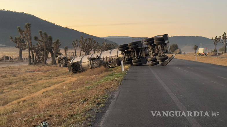 $!La volcadura de la pipa en la carretera 57 dejó el carril bloqueado por horas.