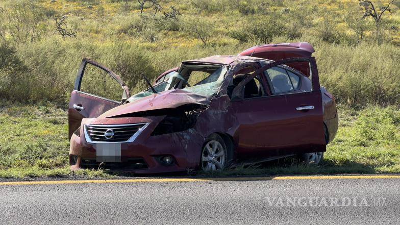 $!Testigos del siniestro dieron aviso al 911, alertando a las autoridades sobre la volcadura y solicitando ayuda.