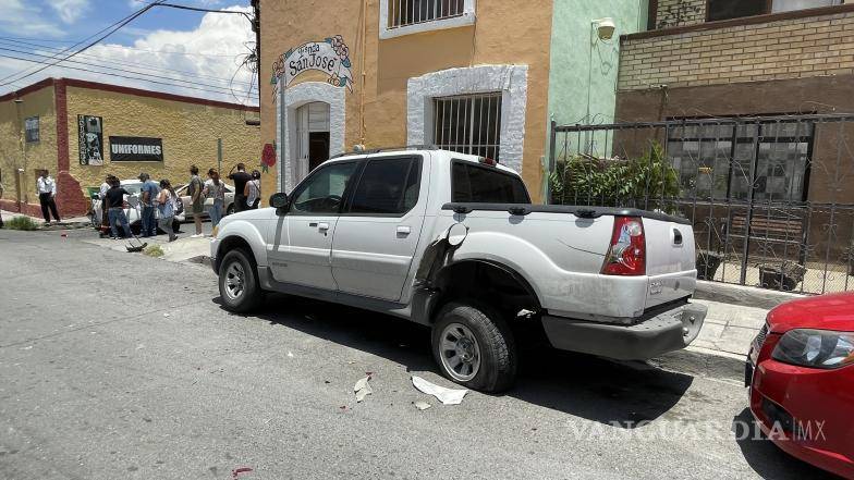 Conductor convulsiona y choca, en calles del Centro de Saltillo