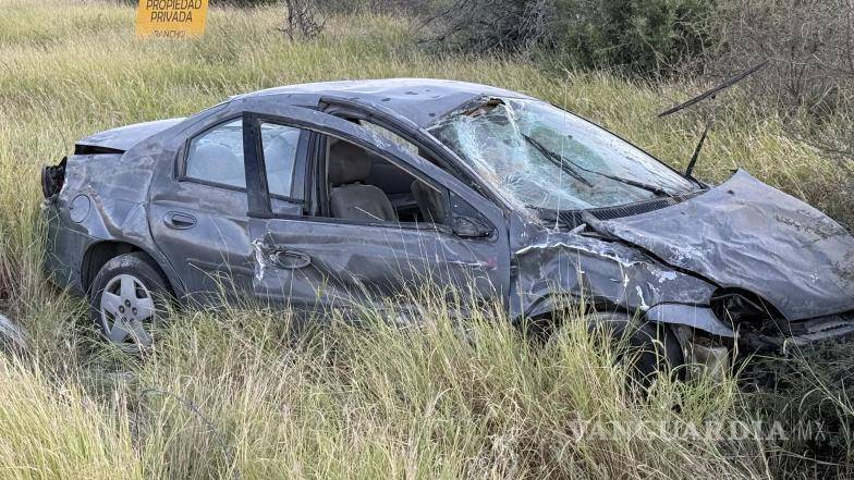 $!Cuerpos de emergencia localizaron un vehículo Nissan fuera del camino y en posición normal.