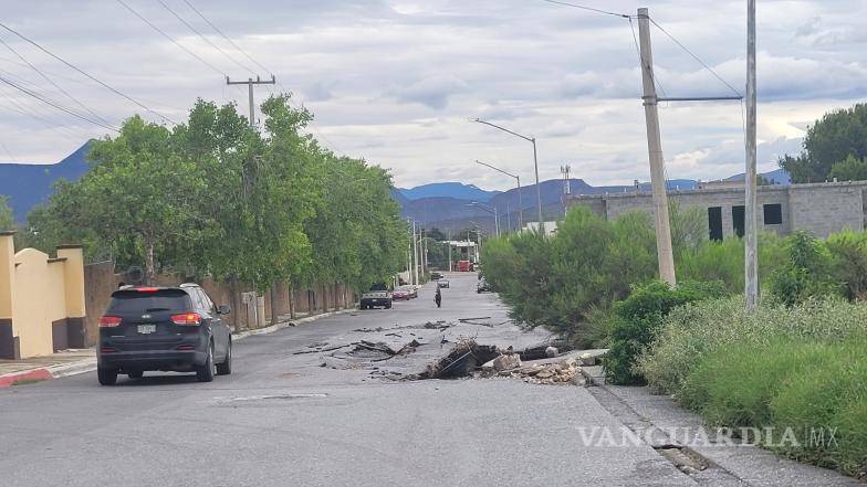 $!Automovilistas que transitan por colonias cercanas deben reducir la velocidad para evitar accidentes en la zona afectada.