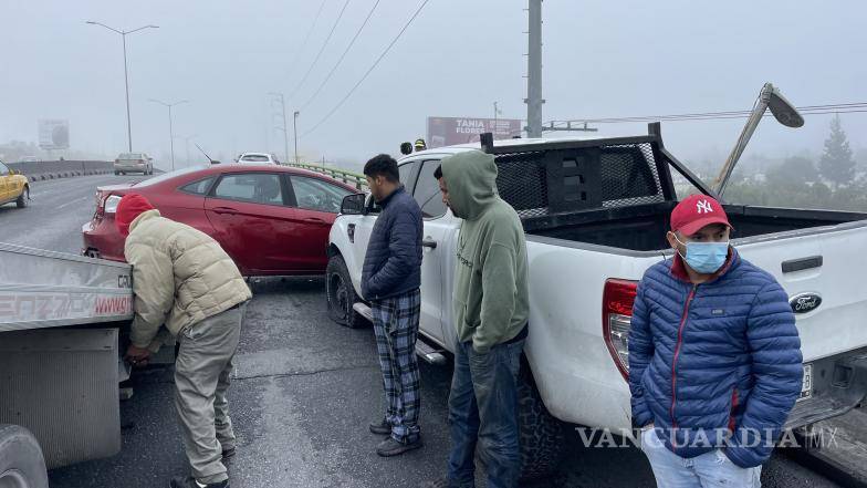 $!El tráfico permaneció paralizado en el puente tras colisión.