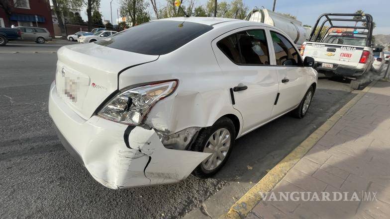 $!El incidente en el cruce de Francisco Coss y Monclova no generó lesionados, solo daños materiales.