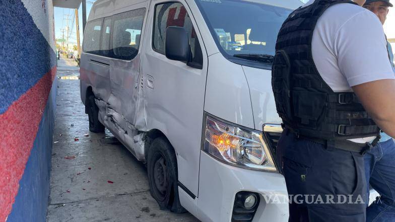 $!La unidad responsable quedó arriba de la banqueta.