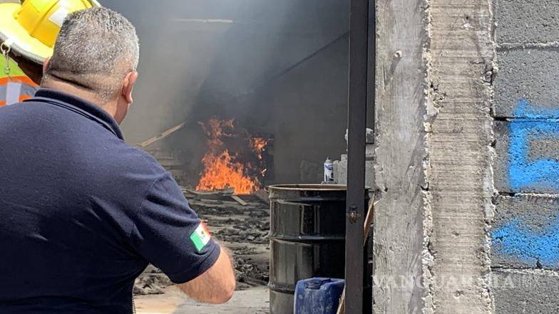 $!Personal de bomberos logró apagar el siniestro que acabó con la vivienda.