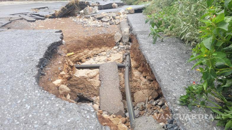 $!Un socavón dejó expuesta la tubería subterránea, poniendo en riesgo la circulación vehicular en la vialidad.