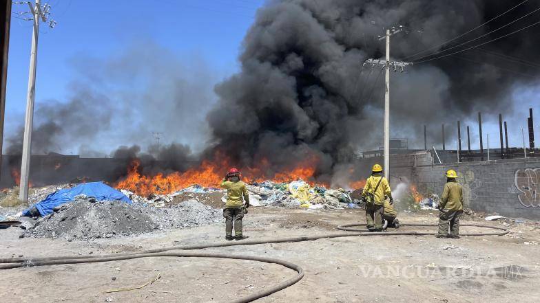 $!Una columna de humo negro alertó a los vecinos de Mirasierra y Loma Linda, provocando la movilización de los cuerpos de emergencia hasta el predio en llamas.