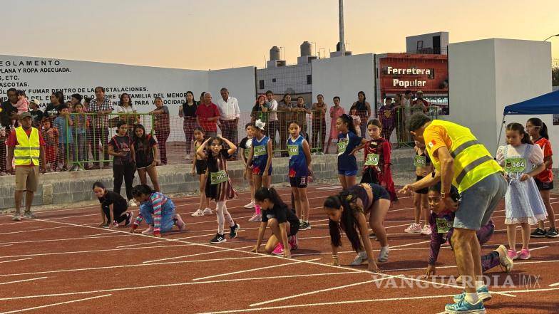 $!La ceremonia de inauguración estuvo precedida por una animada carrera infantil de atletismo.