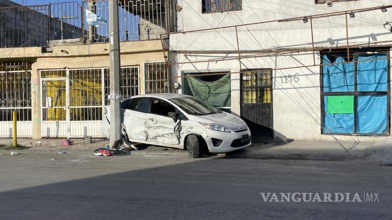 $!Elementos de Tránsito Municipal acudieron al lugar para documentar los daños y asesorar a los afectados.