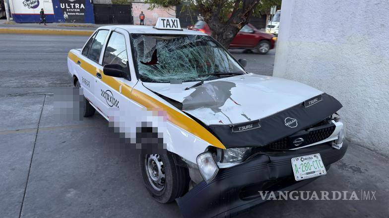 $!El taxi involucrado quedó asegurado en la zona mientras se realizaban las diligencias iniciales del accidente.