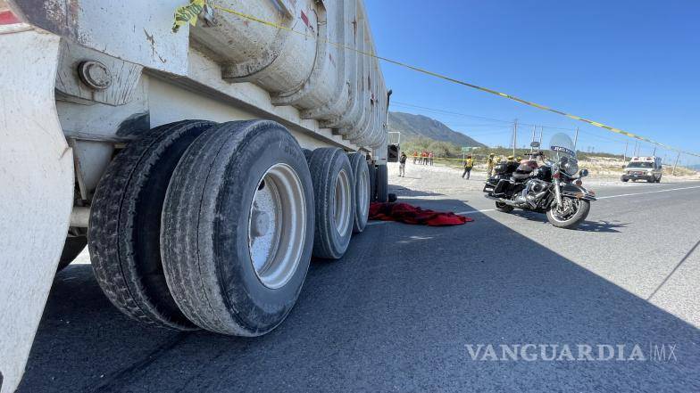 $!El cuerpo fue cubierto con un cobertor del trailero.