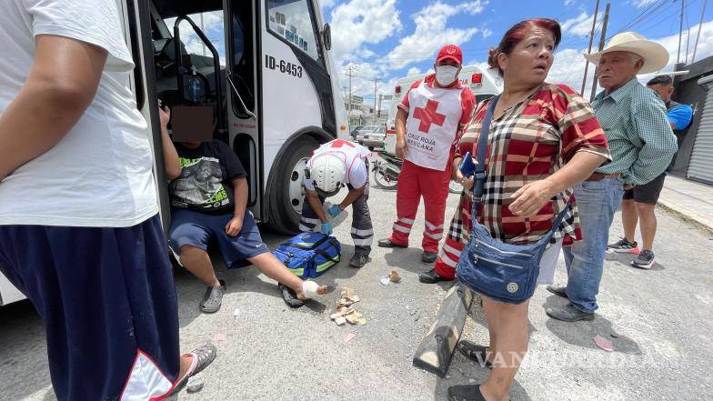 $!Paramédicos de la Cruz Roja brindan atención al joven herido en el accidente de motocicleta, mientras la madre se mantiene a su lado para asegurar la asistencia necesaria.