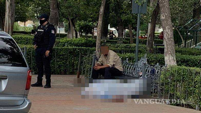 $!El hombre convulsionó mientras descansaba en una banca.