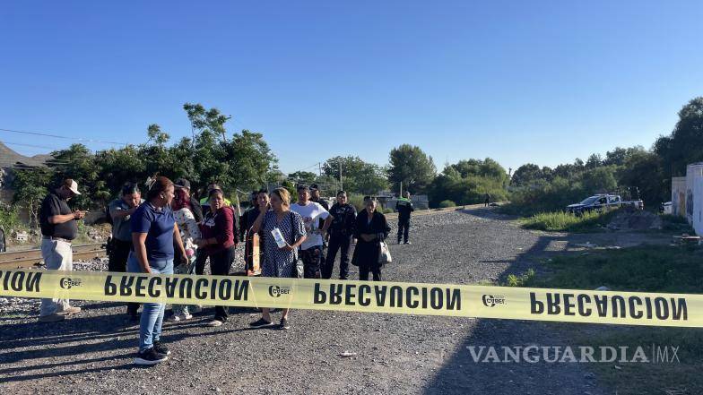 $!Familiares acudieron al lugar luego de que las características de la vestimenta coincidieran con las de la persona que buscaban.
