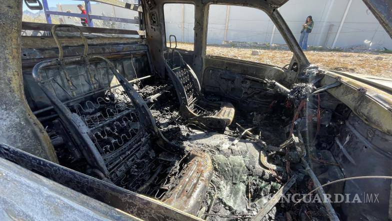 $!Testigos afirmaron que dos hombres descendieron del vehículo poco antes del incendio y se internaron entre la maleza.