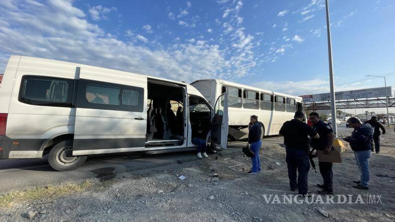 $!Del camión afectado, se trasladó un total de 19 personas en otra unidad, mismas que serían llevadas a la empresa donde se les valoraría.