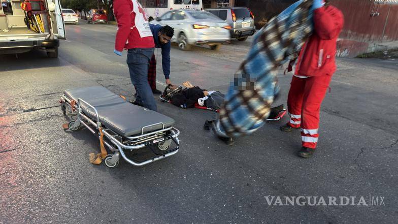 $!Paramédicos inmovilizaron al menor Alonso, de 14 años, para su traslado seguro después del impacto que lo proyectó contra el pavimento.