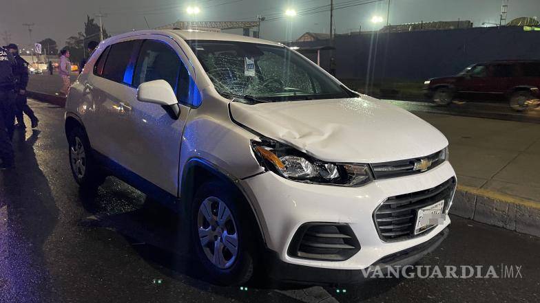 $!La detenida golpeó con la parte delantera derecha de su camioneta Chevrolet Trax a Luz María y la mandó al pavimento.