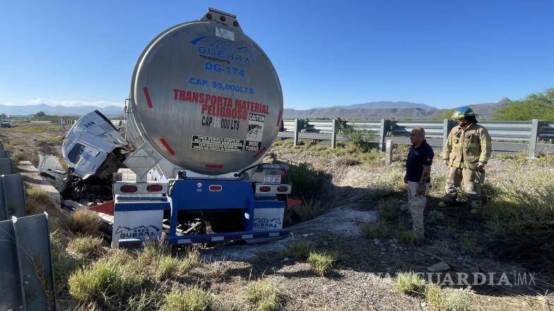 $!Elementos de Caminos y Puentes Federales brindaron atención médica al conductor de la unidad siniestrada, quien resultó lesionado y posteriormente fue trasladado a una clínica para su valoración especializada.