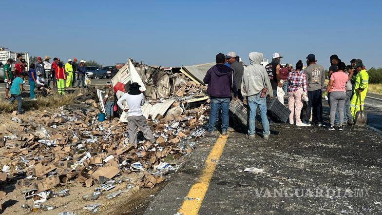 $!Habitantes de ejidos cercanos aprovecharon el accidente para llevarse parte de la mercancía.