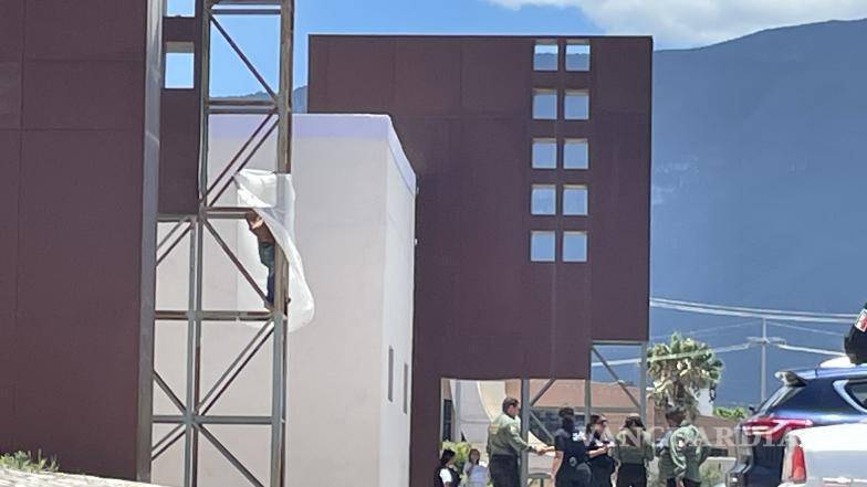 $!Autoridades ministeriales realizaron las diligencias correspondientes en las instalaciones del Hospital General, donde un hombre fue localizado sin vida la tarde de este lunes en una estructura metálica del nosocomio.