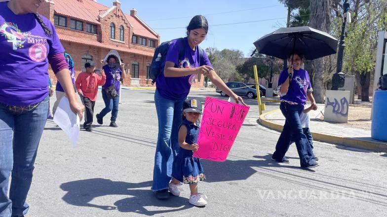 $!La marcha de mujeres rurales, acompañadas de sus hijas y madres, destacó la importancia del reconocimiento a la mujer del campo en la sociedad moderna.